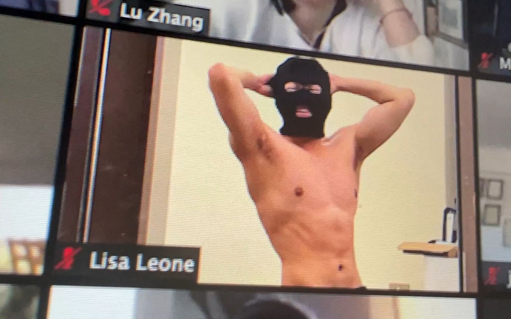 老师：有谁可以报个警么…