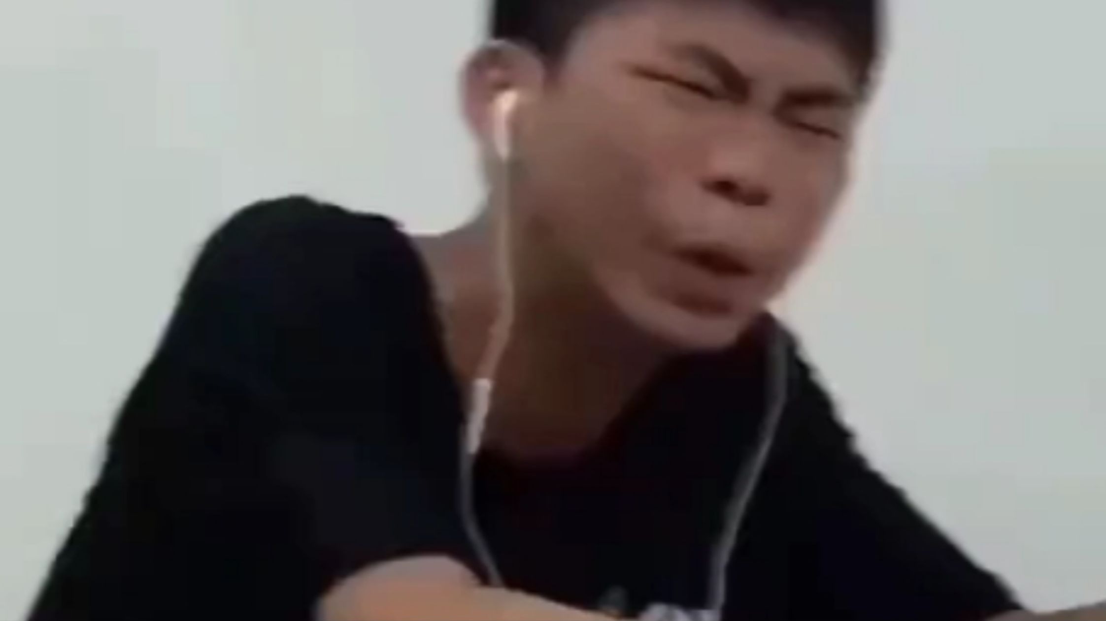 谁TM去把他耳机拔了！