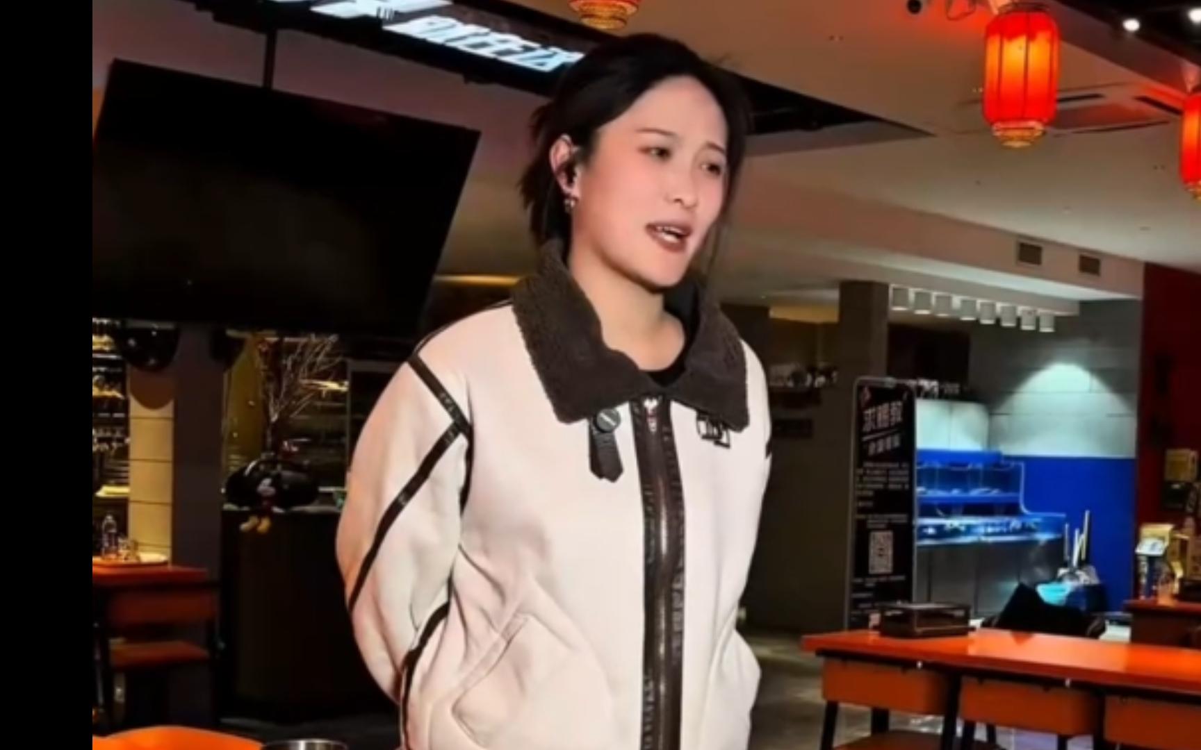 服务员结束了一切争端和攀...