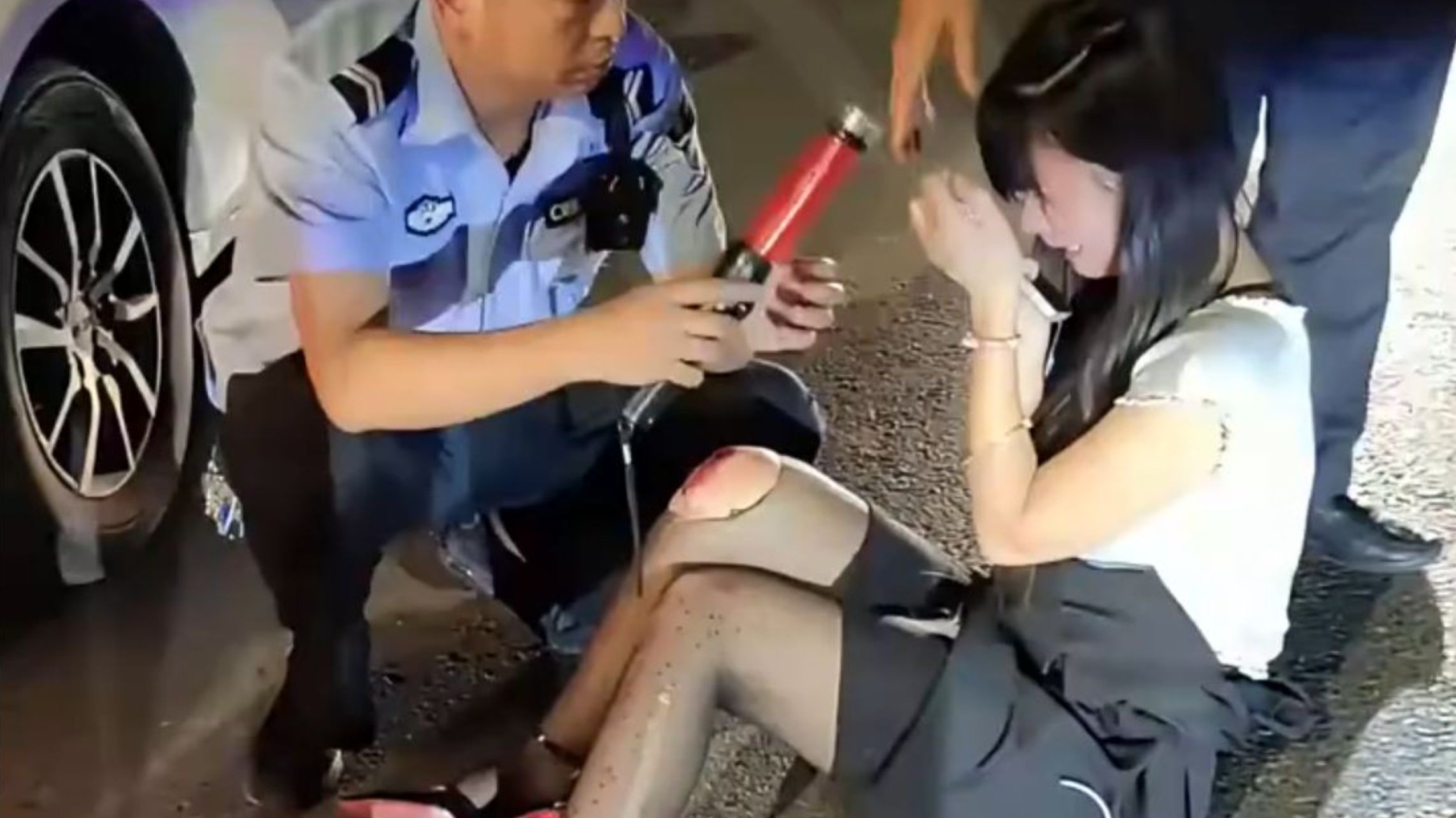我当不了交警，因为我憋不...