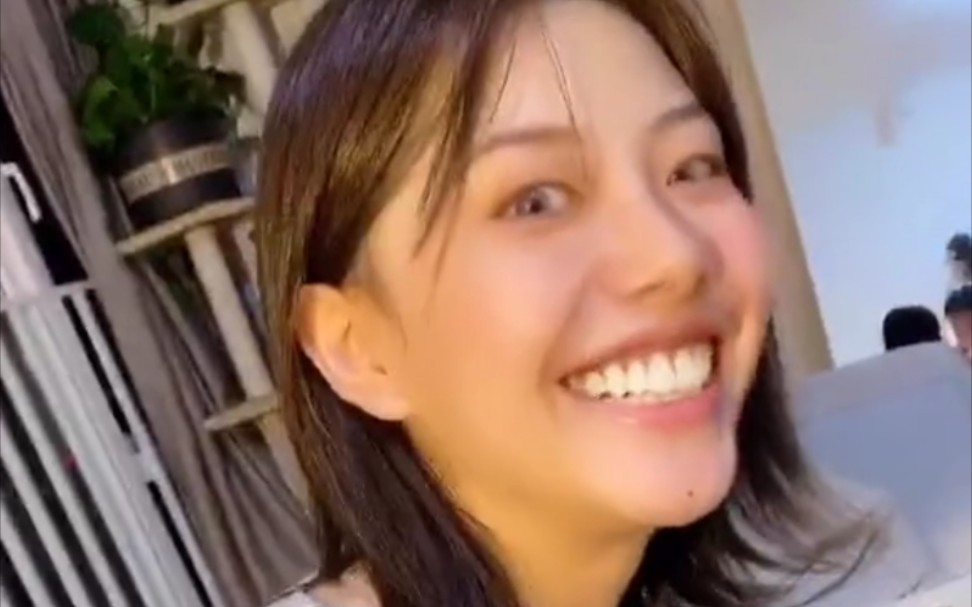自从开了“假笑”特效，整...