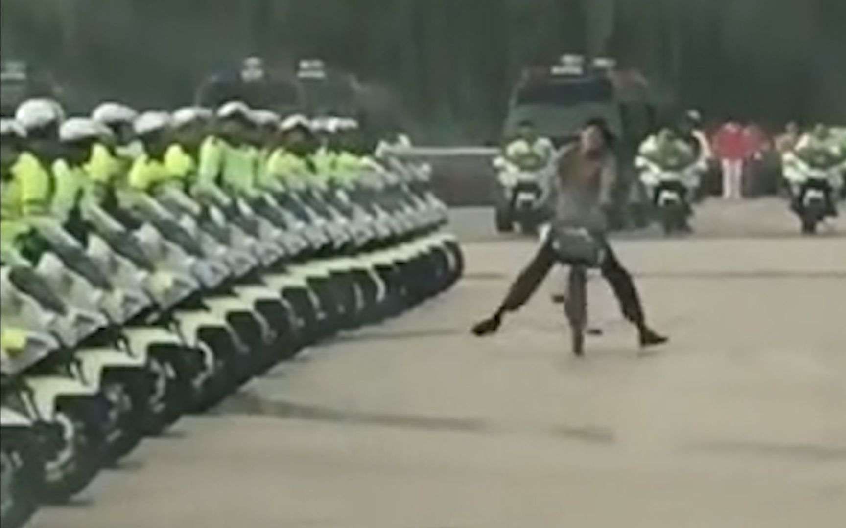 你们是打算笑死警察叔叔还...