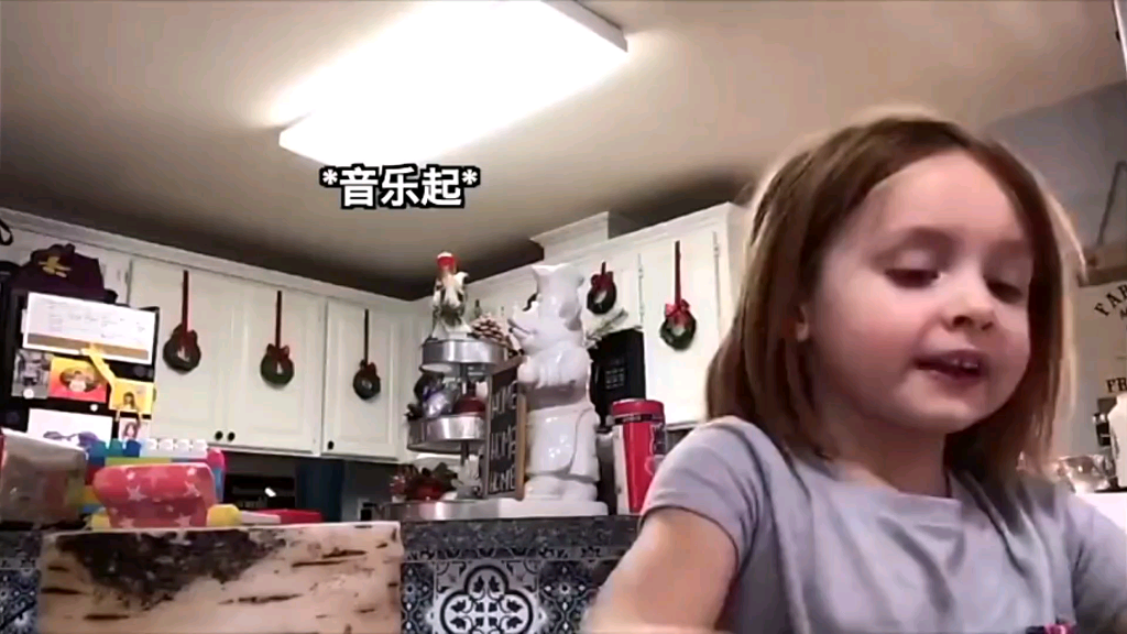 女儿在做网课老师布置的视...