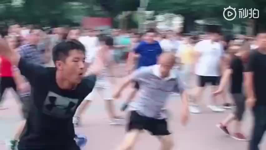 球场被大妈占了，小伙子们...