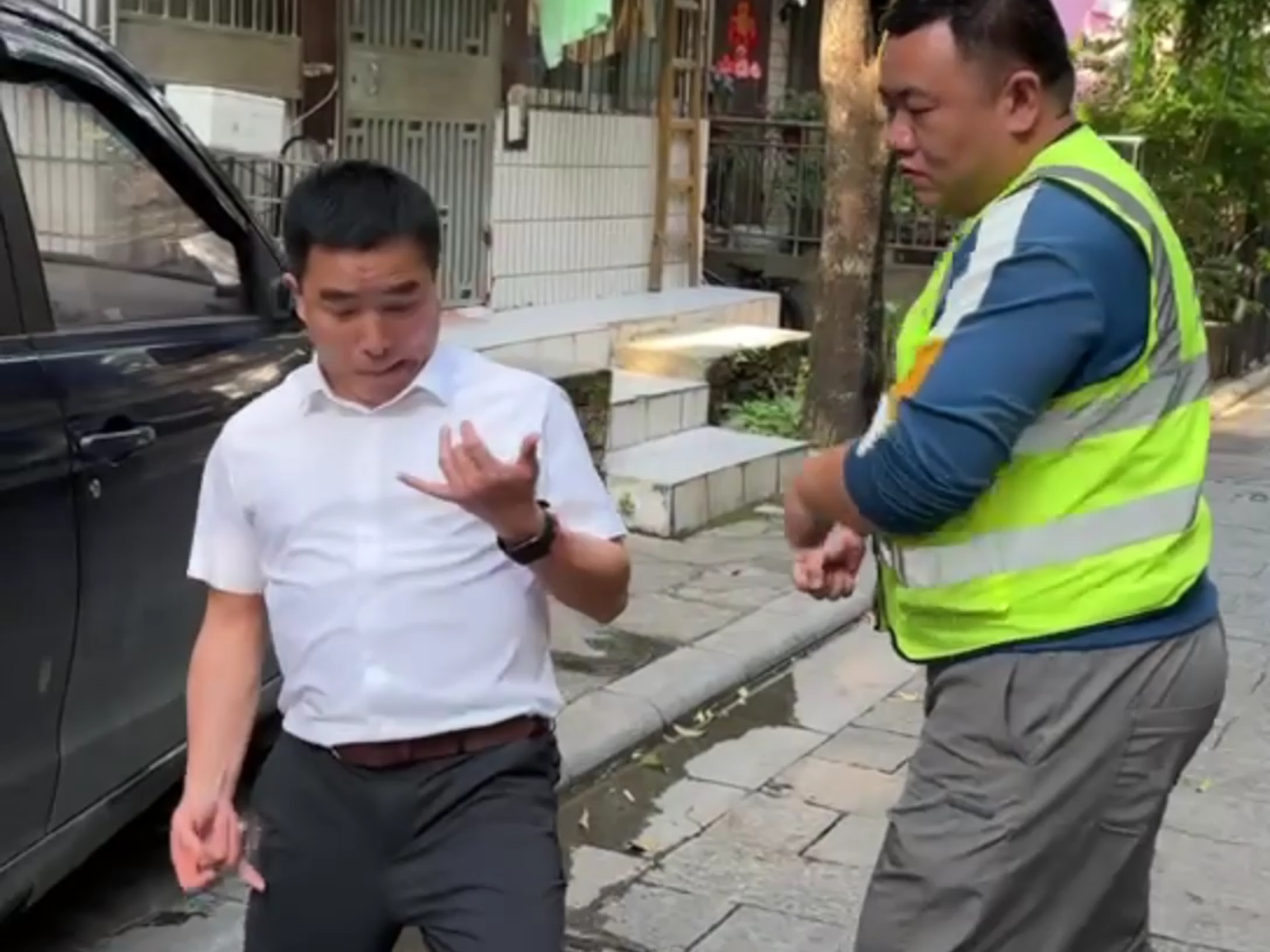 还好我机灵，不然就挨揍了...