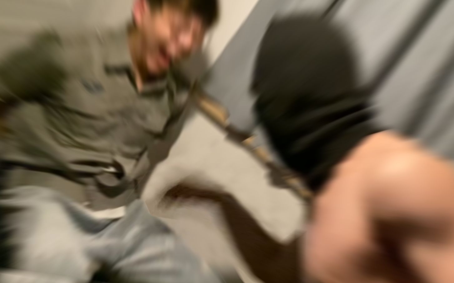 劫匪：找到你的把柄啦！！...