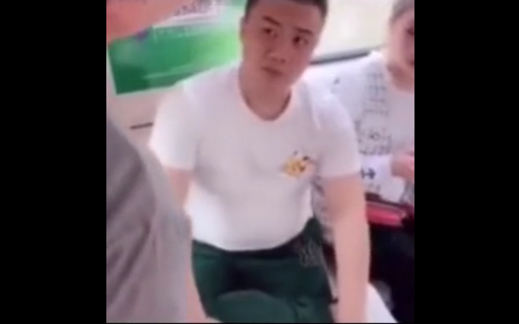 东北小伙怒怼地铁道德绑架...