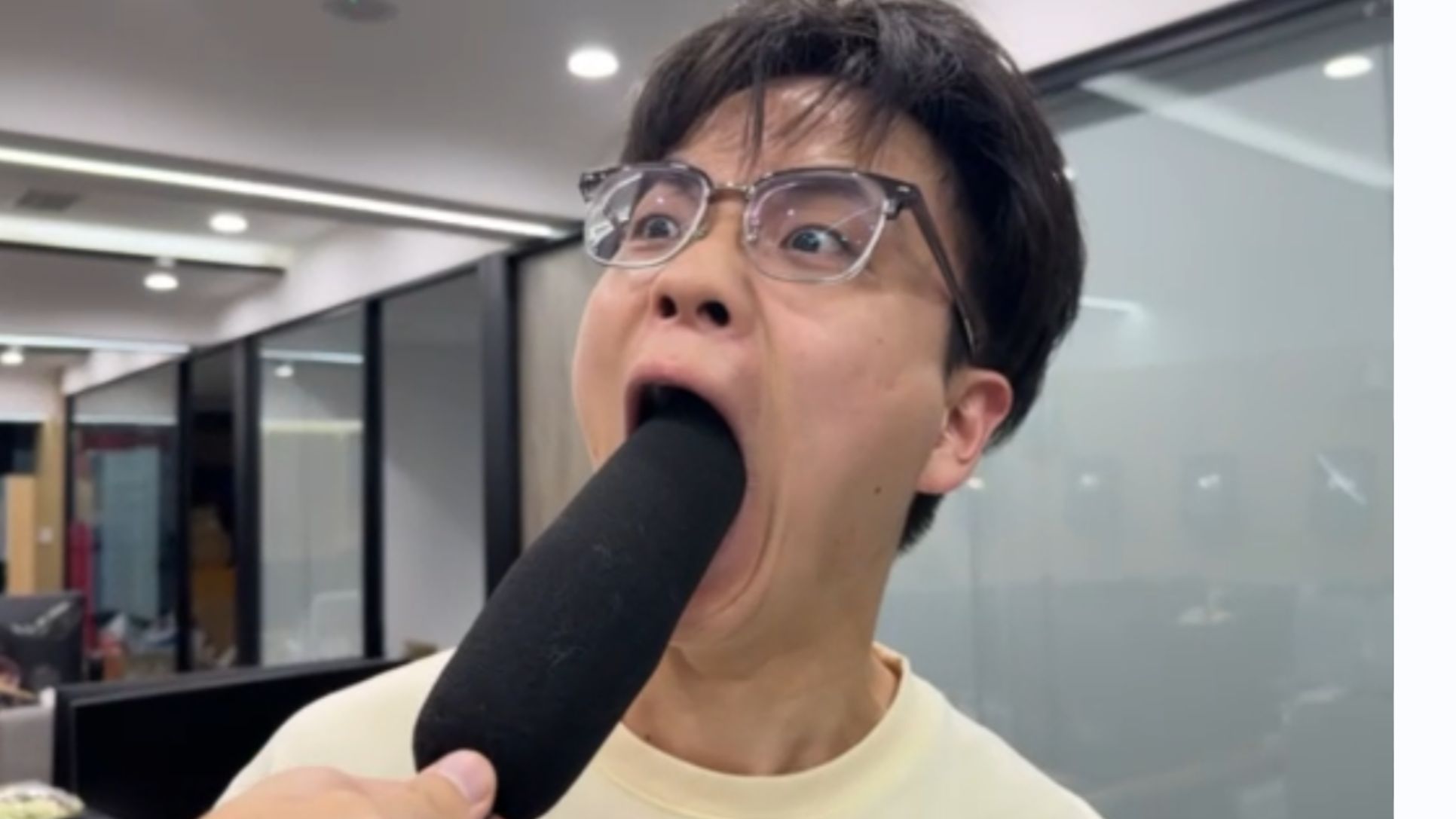 记者：进行深度采访