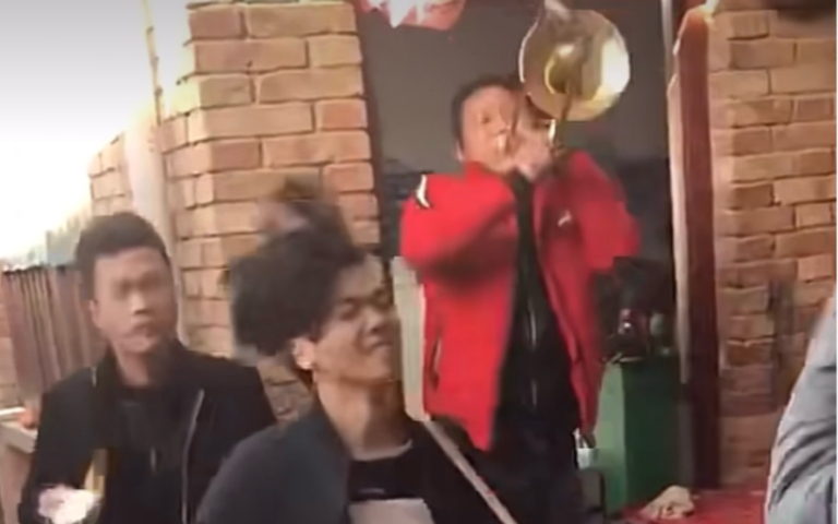 万恶之源的打鼓小伙原视频